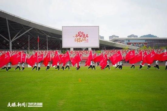 行将初中结业的园园（虞梦 饰）、晓文（姬晨牧 饰）、眼镜（陶冶 饰）和蓓蓓（何凌 饰）是形影不离的好火伴，此中三人的怙恃都当差人。暑期将至，园园的爸爸在履行使命时不幸牺牲，她立誓要找到杀戮爸爸的凶手，火伴们决心陪她一路查询拜访。知道爸爸是追盗车贼时遇害的，他们冒着盛暑来回于各个泊车场，居然真发现了一个穿白色衣服的偷车贼。一天，他们捉住一个偷车女人，倒是扮装窥伺的女警官园园的妈妈白晔（高宝宝 饰）。蓓蓓的妈妈司瑞捷是时装设计师，她一个不经意的动作引发晓文思疑，由于这与阿谁穿白衣服的偷车贼的动作完全一致。蓓蓓不相信妈妈是坏人，但当她在家发现那套白色衣服时，她震动了......